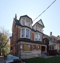 1371 King St W in Toronto, ON - Building Photo