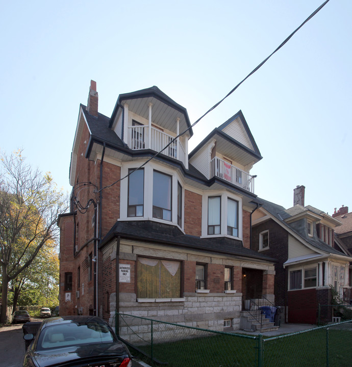 1371 King St W in Toronto, ON - Building Photo
