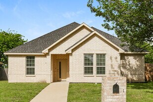1314 Roan Dr in Lancaster, TX - Building Photo