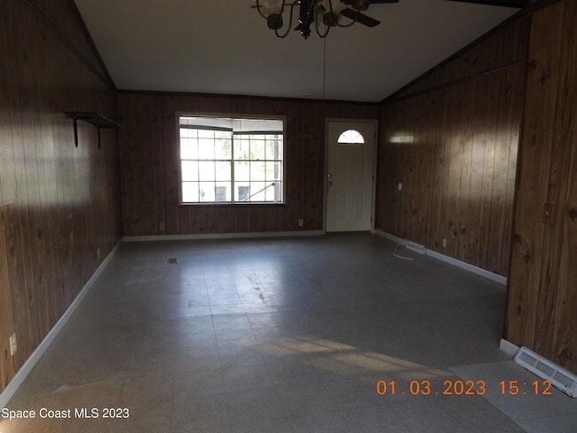 484 Bridgeport Ave NW in Palm Bay, FL - Foto de edificio - Building Photo