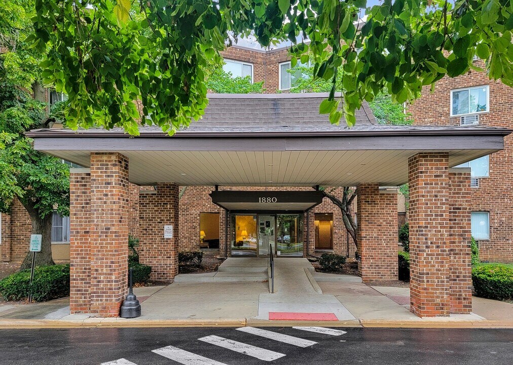 1880 Bonnie Ln in Hoffman Estates, IL - Building Photo