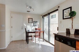 205 Violet Ave in Monrovia, CA - Foto de edificio - Building Photo