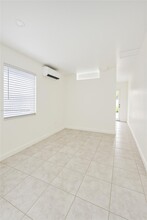 9340 SW 24th St in Miami, FL - Foto de edificio - Building Photo