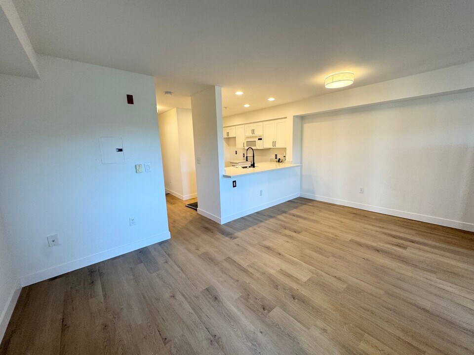 2530 15th Ave W, Unit 308 in Seattle, WA - Building Photo
