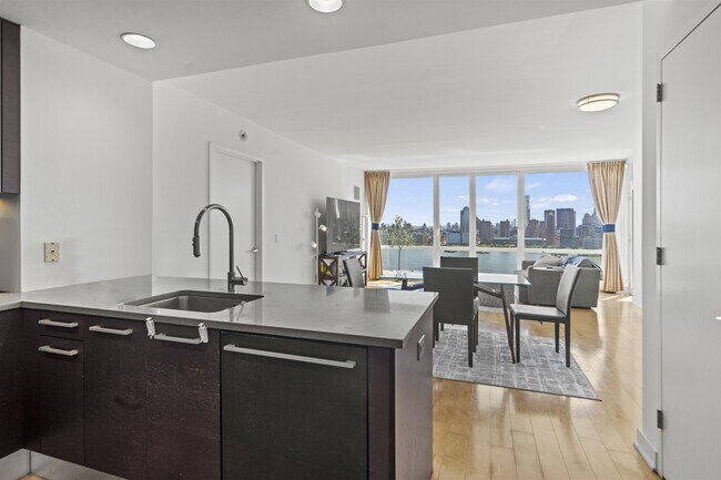 2 2nd St in Jersey City, NJ - Building Photo - Building Photo