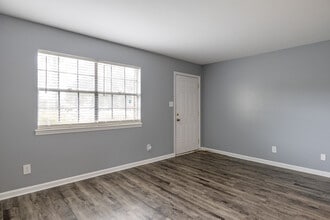 Huntingdon Apartments in Albany, GA - Building Photo - Interior Photo