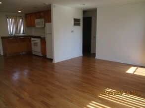 8813 S Komensky Ave in Oak Lawn, IL - Building Photo - Building Photo