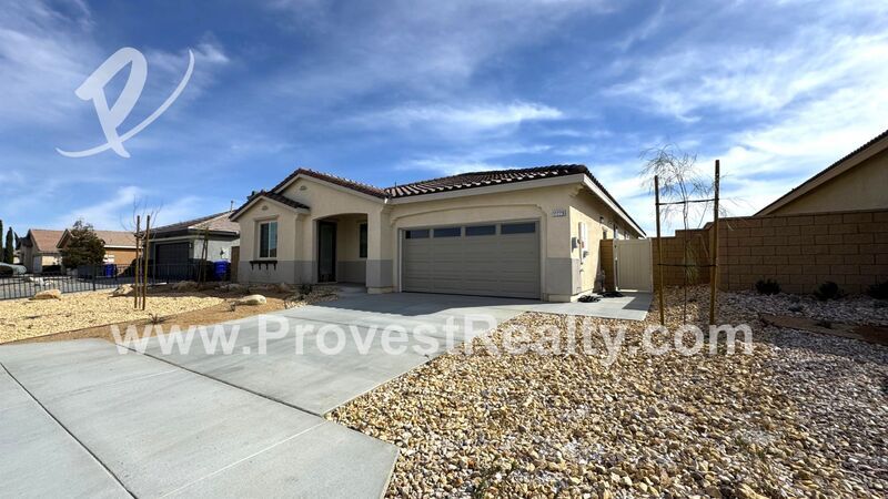 11779 Far Hills Ln in Victorville, CA - Building Photo