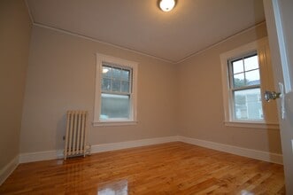 28 Noble St, Unit 1T in Newton, MA - Foto de edificio - Building Photo