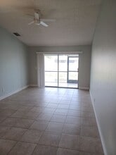 Community Pool / All Tiled Unit with a screened in lanai / Water Included & 1 mnth FREE, Unit 913 Gleason Pkwy #2 in Cape Coral, FL - Foto de edificio - Building Photo