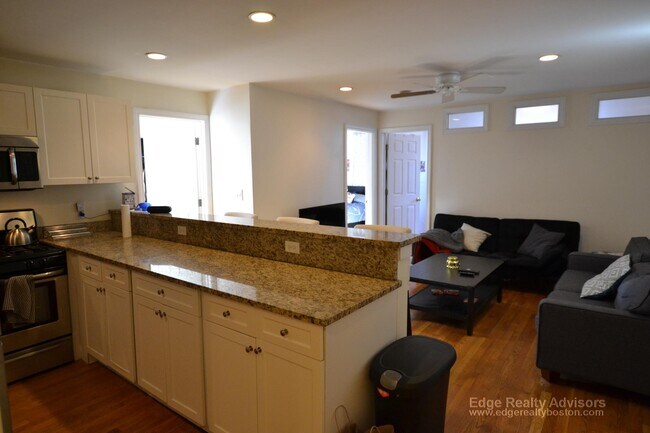 68 Egmont St, Unit 1 in Brookline, MA - Building Photo - Building Photo