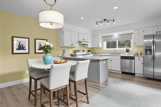 9 Manor House Ln in Uxbridge, MA - Foto de edificio - Building Photo