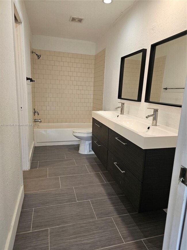 2510 SW 81st Ave in Davie, FL - Foto de edificio - Building Photo