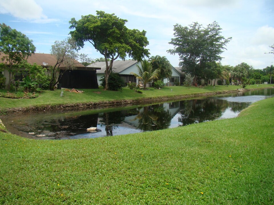 10050 S Nob Hill Cir in Tamarac, FL - Foto de edificio