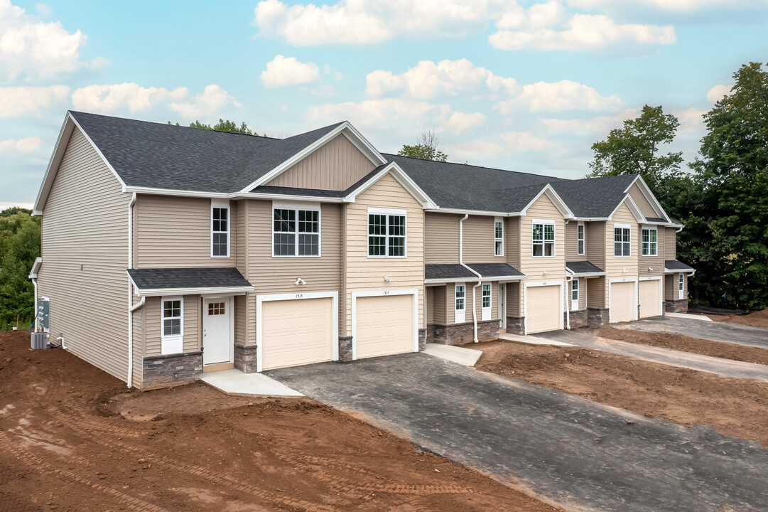 Creekwood Townhomes in Farmington, NY - Building Photo