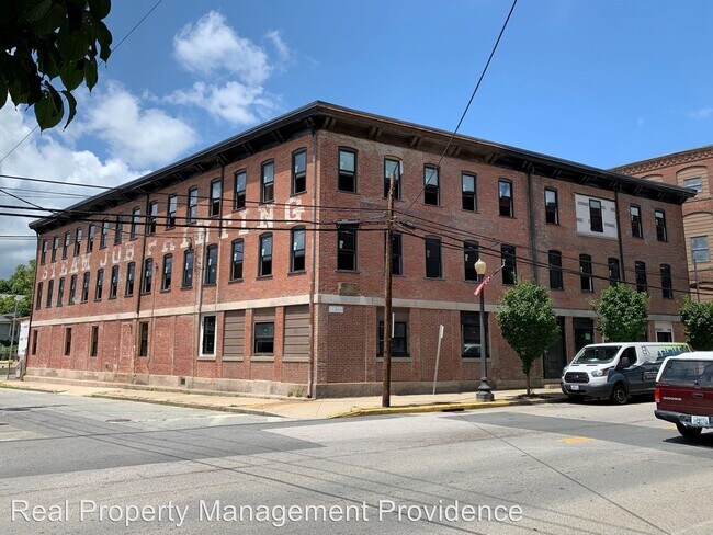 548 Roosevelt Ave in Central Falls, RI - Foto de edificio - Building Photo