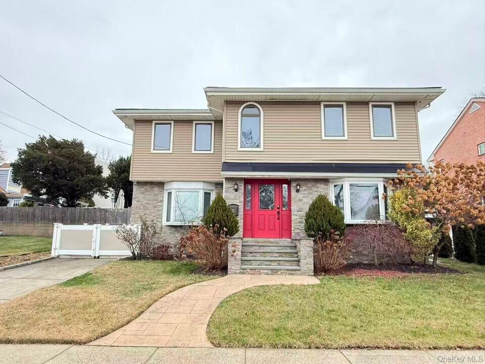 3 Grant Ave in Albertson, NY - Building Photo