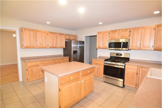 73 Partridge Dr in Essex Junction, VT - Building Photo - Building Photo