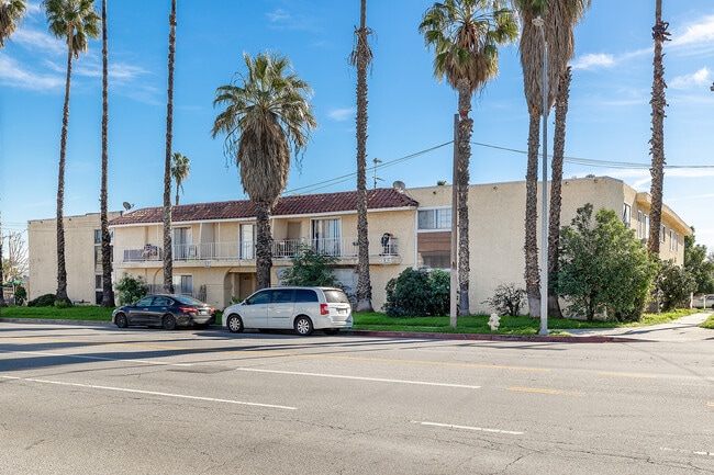 13354 Vanowen St in Van Nuys, CA - Foto de edificio - Building Photo