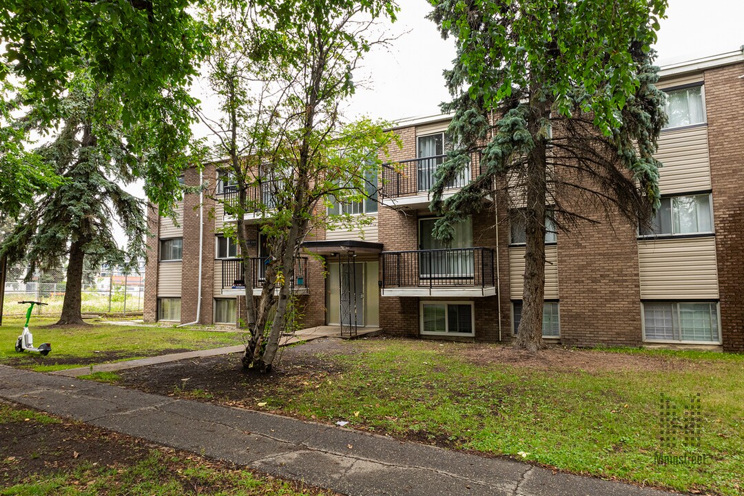 Hudson Arms in Edmonton, AB - Building Photo