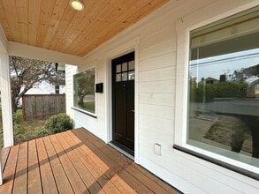 5201 64th St W in University Place, WA - Foto de edificio - Building Photo