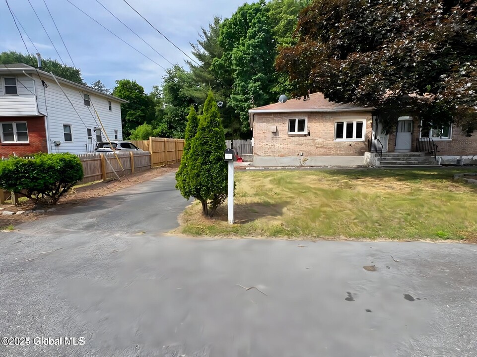 7 A Van Dyke Rd in Colonie, NY - Foto de edificio