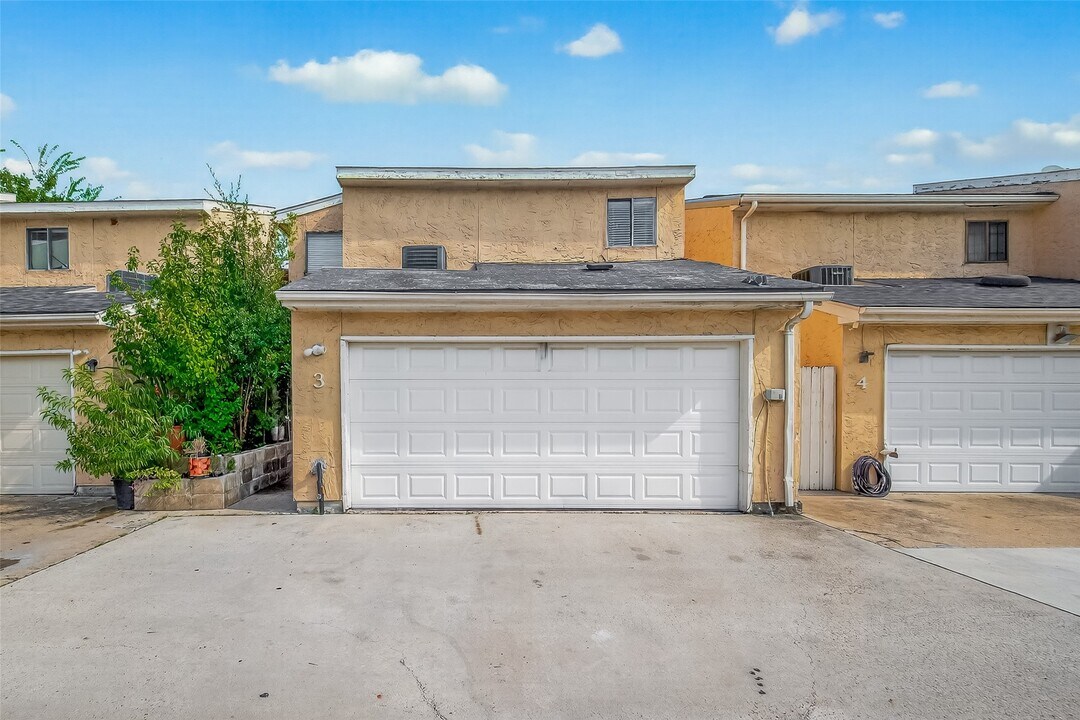 11411 Harwin Dr. in Houston, TX - Foto de edificio