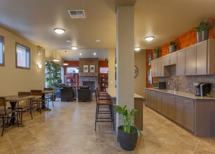 Scriber Creek Apartments in Lynnwood, WA - Foto de edificio - Building Photo