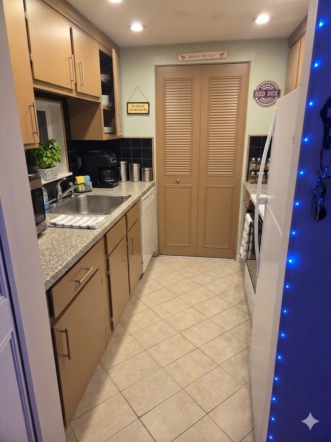 50 Webster St, Unit 408 in Weymouth, MA - Building Photo - Building Photo