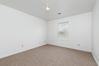 1075 Ridge Dr in Dekalb, IL - Building Photo - Building Photo