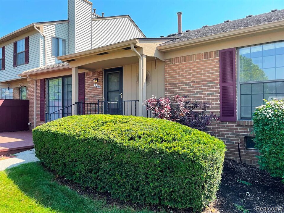 38825 Country Cir in Farmington Hills, MI - Building Photo