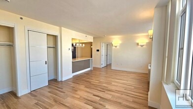 Spacious 2BR with Great Light – Modern Building in Queens, NY - Foto de edificio - Building Photo