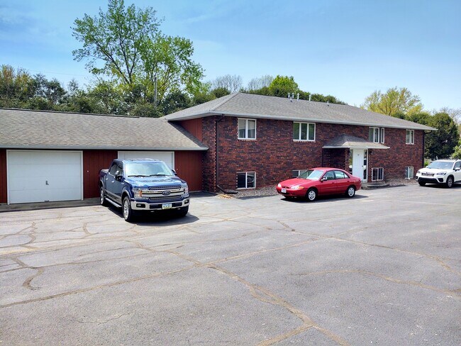 108 Center Street Ct, Unit Apt in Decorah, IA - Foto de edificio - Building Photo