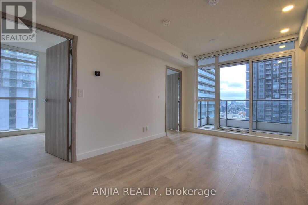 38-2838 Widmer St in Toronto, ON - Building Photo