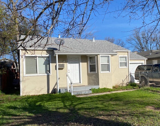 1903 Iris Ave in Sacramento, CA - Building Photo