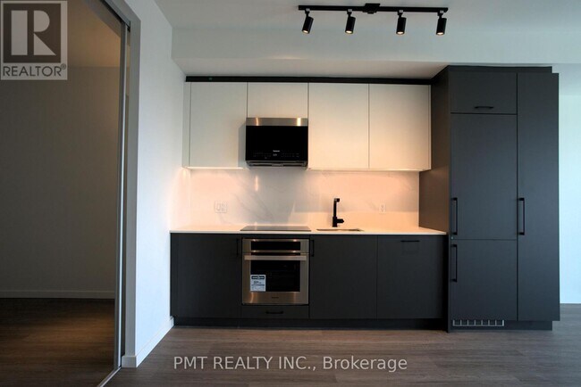 689-689 The Queensway in Toronto, ON - Building Photo - Building Photo