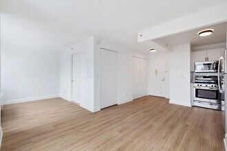 800 Sixth in Manhattan, NY - Building Photo - Interior Photo