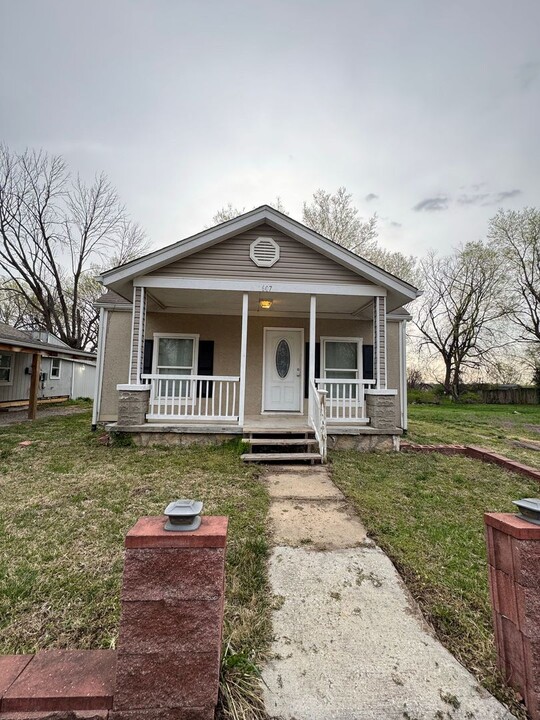 607 N Hocker Ave in Independence, MO - Foto de edificio