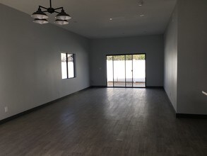 6624 Kester Ave in Los Angeles, CA - Foto de edificio - Building Photo