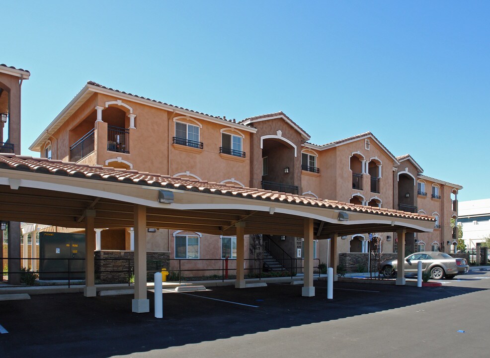 307 W Grand Blvd in Corona, CA - Building Photo