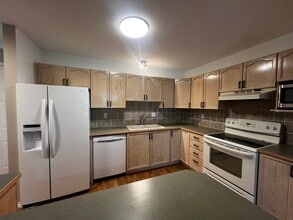 3250 Ross Rd in Nanaimo, BC - Building Photo - Building Photo