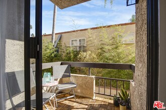 8642 Gregory Wy in Los Angeles, CA - Building Photo - Building Photo