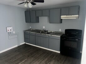 422 S 13th St in Kingsville, TX - Building Photo