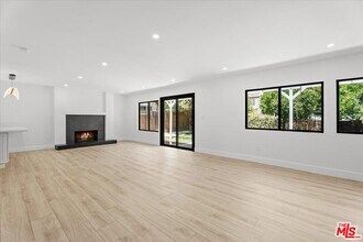 19701 Blythe St in Los Angeles, CA - Building Photo - Building Photo
