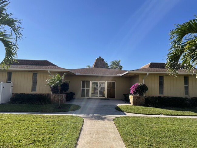 500 Village Green Cir W in Palm Springs, FL - Foto de edificio - Building Photo