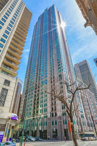 33 W Ontario St in Chicago, IL - Building Photo