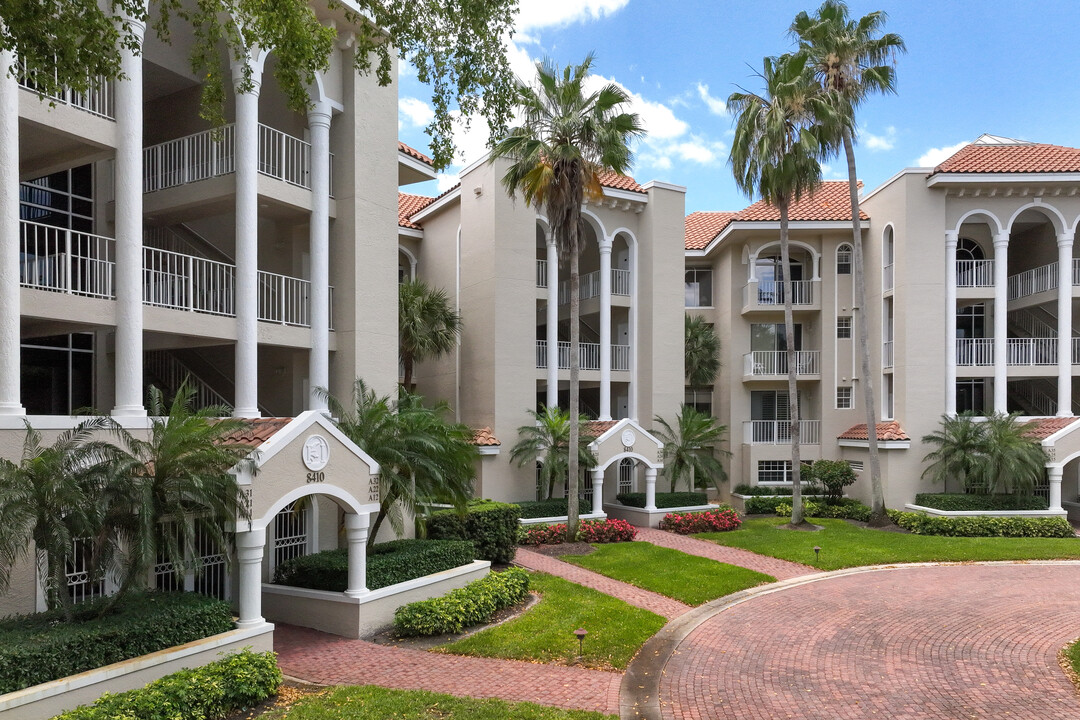 Crescent at Pelican Bay in Naples, FL - Building Photo