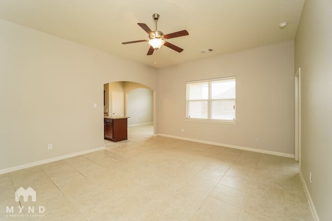 13624 Founders Ln in Crowley, TX - Foto de edificio - Building Photo