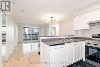 7 Lorraine Dr in Toronto, ON - Building Photo - Building Photo