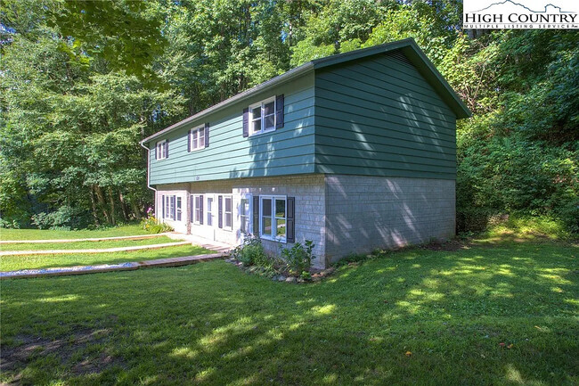 247 Homespun Hills Rd, Unit #2 Middle Unit in Boone, NC - Building Photo - Building Photo